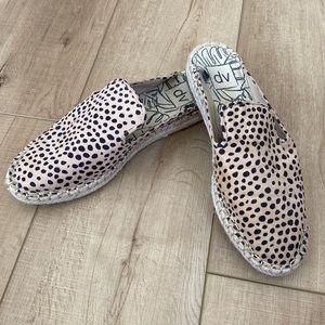 DV leopard print slides. Size 7.5